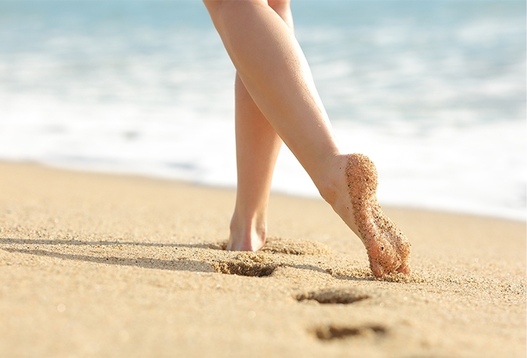 Camminare sulla spiaggia: i benefici e gli accorgimenti Camminare sulla spiaggia: i benefici e gli accorgimenti