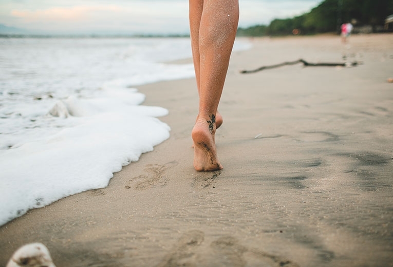 Beach Walking: perché fa benissimo camminare sulla spiaggia Beach Walking: perché fa benissimo camminare sulla spiaggia