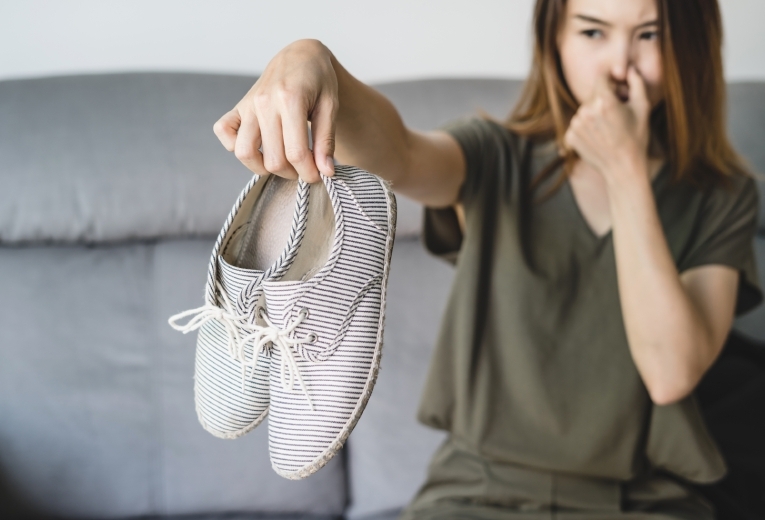 Puzza di piedi: quali sono i rimedi? Puzza di piedi: quali sono i rimedi?